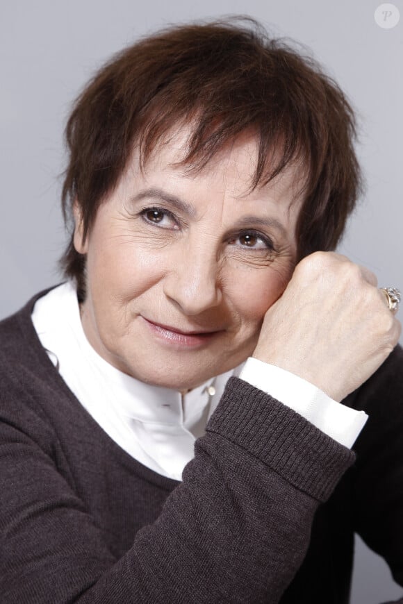 Cette année, la célèbre chanteuse de 78 ans célèbre ses 50 ans de carrière sur scène avec son public : l'occasion de lui présenter son spectacle "Un soir entre mille" !
Marie-Paule Belle , portrait à Paris, le 17 décembre 2014.