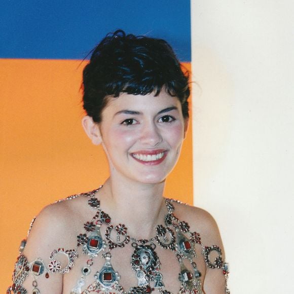 A cette période, elle a découvert un monde du luxe, devenant une star à qui on fait profiter d'un confort de vie et d'objets précieux que peu connaissent
Audrey Tautou lors des César en 2000