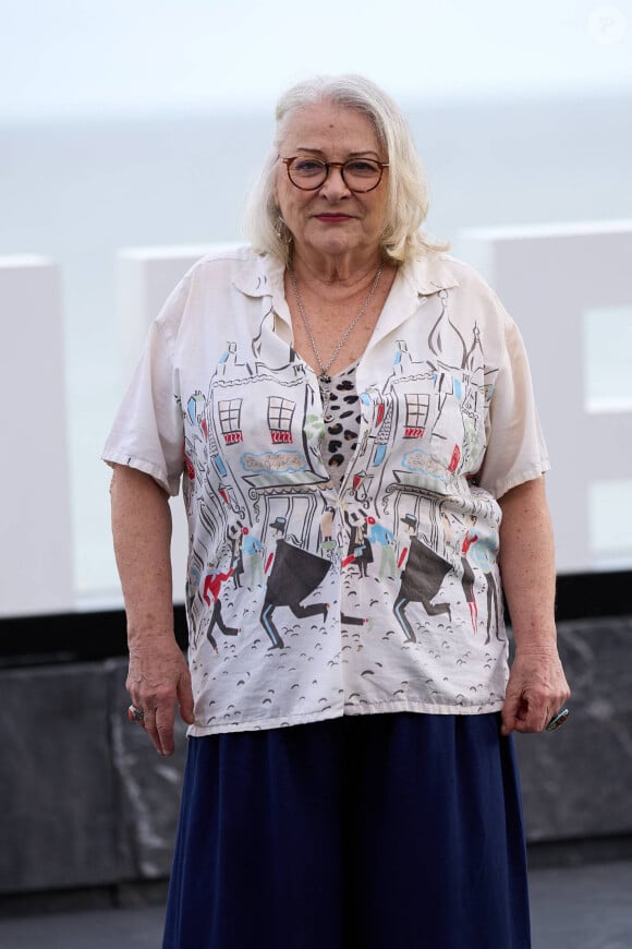 Cette personne, c'est Josiane Balasko
Josiane Balasko au photocall du film "Quand vient l'automne" lors de la 72ème édition du festival international du film de San Sebastian (Saint Sébastien) SSIFF le 22 septembre 2024 