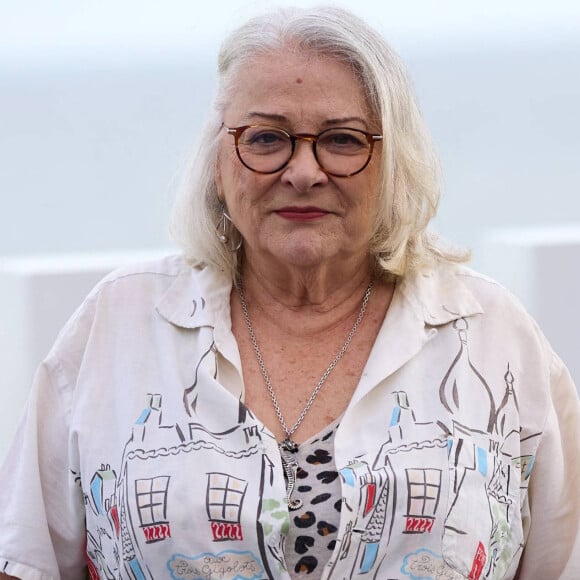 Cette personne, c'est Josiane Balasko
Josiane Balasko au photocall du film "Quand vient l'automne" lors de la 72ème édition du festival international du film de San Sebastian (Saint Sébastien) SSIFF le 22 septembre 2024 