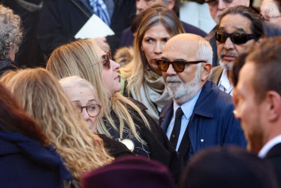 Josiane Balasko, sa fille Marilou Berry, Gérard Jugnot, George Aguilar - Sortie des Obsèques de Michel Blanc en l'église Saint-Eustache à Paris, le 10 octobre 2024. © Moreau / Jacovides / Bestimage 