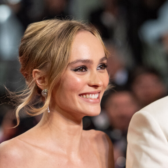 070 Shake est ainsi appelé "l'amour de sa vie"..
Lily-Rose Depp assiste à la première de The Idol dans le cadre du 76e Festival de Cannes à Cannes, en France, le 22 mai 2023.