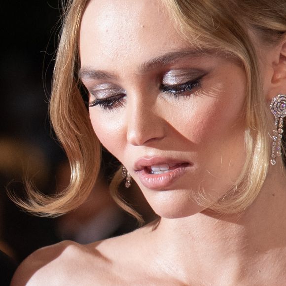 La fille de Johnny Depp semble enfin avoir trouvé l'amour...
Lily-Rose Depp assiste à la première de The Idol dans le cadre du 76e Festival de Cannes à Cannes, en France, le 22 mai 2023.