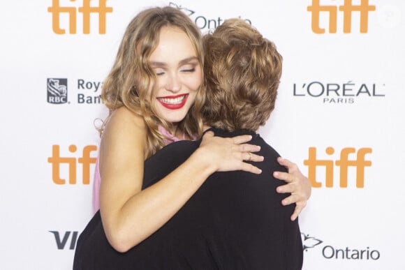 Le scénariste et réalisateur Camille Griffin (à droite) et Lily-Rose Depp s'embrassent alors qu'ils foulent le tapis rouge pour la promotion du film "Silent Night" lors du Festival international du film de Toronto, le jeudi 16 septembre 2021 à Toronto, ON, Canada.