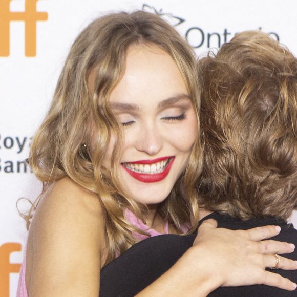 Le scénariste et réalisateur Camille Griffin (à droite) et Lily-Rose Depp s'embrassent alors qu'ils foulent le tapis rouge pour la promotion du film "Silent Night" lors du Festival international du film de Toronto, le jeudi 16 septembre 2021 à Toronto, ON, Canada.