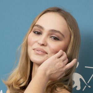 Lily-Rose Depp pose lors du photocall du film 'The King' lors de la 76e Mostra del Cinema de Venise. Venise le 2 septembre 2019.