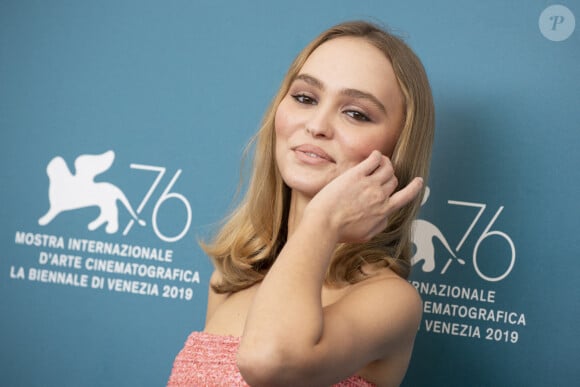 Lily-Rose Depp pose lors du photocall du film 'The King' lors de la 76e Mostra del Cinema de Venise. Venise le 2 septembre 2019.