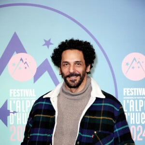 Le comédien s'est également confié sur son quotidien dans le "trou à la campagne" où il réside
Tomer Sisley au photocall du 27éme Festival International du Film de Comédie de l'Alpe d'Huez, France, le 19 janvier 2024. © Dominique Jacovides/Bestimage