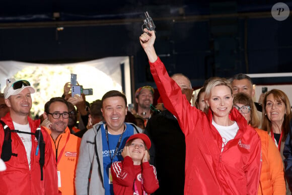 Accompagnée de son frère Gareth Wittstock (parrain de sa fille Gabriella), celle qui est la marraine de cette nouvelle édition organisée du 16 au 24 novembre a ainsi pris un pistolet afin de tirer le coup d'envoi
La princesse Charlene de Monaco a donné le départ de la 25eme No Finish Line à Monaco, le 16 novembre 2024