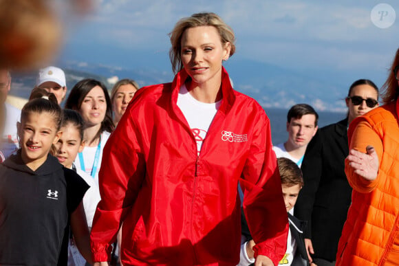 Depuis sa création en 1999, cet événement a récolté plus de cinq millions d'euros selon le site officiel de la compétition
La princesse Charlene de Monaco a donné le départ de la 25eme No Finish Line à Monaco, le 16 novembre 2024