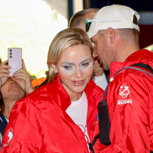 Souriante, la maman des jumeaux Jacques et Gabriella a opté pour une mise en beauté naturelle et lumineuse et portait une veste rouge aux couleurs de l'événement.
La princesse Charlene de Monaco a donné le départ de la 25eme No Finish Line à Monaco, le 16 novembre 2024