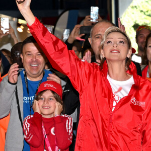 La princesse Charlene de Monaco a donné le départ de la 25eme No Finish Line à Monaco, le 16 novembre 2024, entourée par Ariane Favaloro, l'organisatrice de l'événement, le ministre d'Etat de la Principauté, M. Didier Guillaume, du président du Conseil National, M. Thomas Brezzo, de Francoise Gamerdinger, la ministre de la culture de Monaco, de Stéphane Valeri, le président de la Société des Bains de Mer de Monaco, de son frère Gareth Wittstock, des membres de sa Fondation qui vont participer durant toute une semaine à cette compétition caritative, et de noubreux sportifs. Cette année, c'est la princesse Charlene qui est la marraine de cet événement. Avec plus de 10000 participants, la No Finish Line est un événement caritatif au profit des enfants. Un circuit de 1042 mètres, installé autour du Chapiteau de Fontvielle, accueille pendant 8 jours, coureurs mais aussi marcheurs, seuls ou en équipes, de tout âge afin de récolter de l'argent... 1 km parcouru équivaut à 1 Euro reversé aux organisateurs grâce à la générosité des sponsors et des droits d'inscription. Chaque année, les sommes récoltées sont reversées à des associations monégasques afin de soutenir des projets en faveur d'enfants défavorisés ou malades. Cette année l'objectif est d'atteindre les 450.000 kms. © Bruno Bébert/Bestimage 