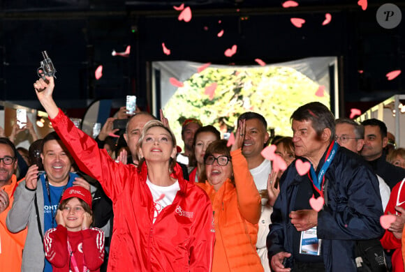 La princesse Charlene de Monaco a donné le départ de la 25eme No Finish Line à Monaco, le 16 novembre 2024, entourée par Ariane Favaloro, l'organisatrice de l'événement, le ministre d'Etat de la Principauté, M. Didier Guillaume, du président du Conseil National, M. Thomas Brezzo, de Francoise Gamerdinger, la ministre de la culture de Monaco, de Stéphane Valeri, le président de la Société des Bains de Mer de Monaco, de son frère Gareth Wittstock, des membres de sa Fondation qui vont participer durant toute une semaine à cette compétition caritative, et de noubreux sportifs. Cette année, c'est la princesse Charlene qui est la marraine de cet événement. Avec plus de 10000 participants, la No Finish Line est un événement caritatif au profit des enfants. Un circuit de 1042 mètres, installé autour du Chapiteau de Fontvielle, accueille pendant 8 jours, coureurs mais aussi marcheurs, seuls ou en équipes, de tout âge afin de récolter de l'argent... 1 km parcouru équivaut à 1 Euro reversé aux organisateurs grâce à la générosité des sponsors et des droits d'inscription. Chaque année, les sommes récoltées sont reversées à des associations monégasques afin de soutenir des projets en faveur d'enfants défavorisés ou malades. Cette année l'objectif est d'atteindre les 450.000 kms. © Bruno Bébert/Bestimage 