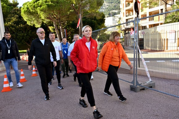 La princesse Charlene de Monaco a donné le départ de la 25eme No Finish Line à Monaco, le 16 novembre 2024, entourée par Ariane Favaloro, l'organisatrice de l'événement, le ministre d'Etat de la Principauté, M. Didier Guillaume, du président du Conseil National, M. Thomas Brezzo, de Francoise Gamerdinger, la ministre de la culture de Monaco, de Stéphane Valeri, le président de la Société des Bains de Mer de Monaco, de son frère Gareth Wittstock, des membres de sa Fondation qui vont participer durant toute une semaine à cette compétition caritative, et de noubreux sportifs. Cette année, c'est la princesse Charlene qui est la marraine de cet événement. Avec plus de 10000 participants, la No Finish Line est un événement caritatif au profit des enfants. Un circuit de 1042 mètres, installé autour du Chapiteau de Fontvielle, accueille pendant 8 jours, coureurs mais aussi marcheurs, seuls ou en équipes, de tout âge afin de récolter de l'argent... 1 km parcouru équivaut à 1 Euro reversé aux organisateurs grâce à la générosité des sponsors et des droits d'inscription. Chaque année, les sommes récoltées sont reversées à des associations monégasques afin de soutenir des projets en faveur d'enfants défavorisés ou malades. Cette année l'objectif est d'atteindre les 450.000 kms. © Bruno Bébert/Bestimage 