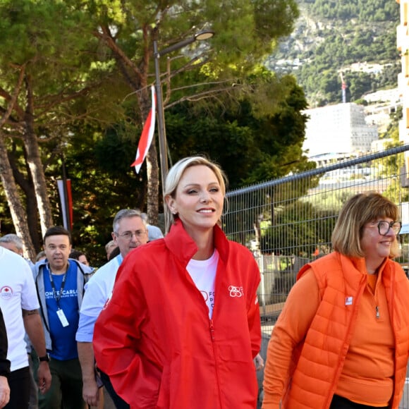 La princesse Charlene de Monaco a donné le départ de la 25eme No Finish Line à Monaco, le 16 novembre 2024, entourée par Ariane Favaloro, l'organisatrice de l'événement, le ministre d'Etat de la Principauté, M. Didier Guillaume, du président du Conseil National, M. Thomas Brezzo, de Francoise Gamerdinger, la ministre de la culture de Monaco, de Stéphane Valeri, le président de la Société des Bains de Mer de Monaco, de son frère Gareth Wittstock, des membres de sa Fondation qui vont participer durant toute une semaine à cette compétition caritative, et de noubreux sportifs. Cette année, c'est la princesse Charlene qui est la marraine de cet événement. Avec plus de 10000 participants, la No Finish Line est un événement caritatif au profit des enfants. Un circuit de 1042 mètres, installé autour du Chapiteau de Fontvielle, accueille pendant 8 jours, coureurs mais aussi marcheurs, seuls ou en équipes, de tout âge afin de récolter de l'argent... 1 km parcouru équivaut à 1 Euro reversé aux organisateurs grâce à la générosité des sponsors et des droits d'inscription. Chaque année, les sommes récoltées sont reversées à des associations monégasques afin de soutenir des projets en faveur d'enfants défavorisés ou malades. Cette année l'objectif est d'atteindre les 450.000 kms. © Bruno Bébert/Bestimage 