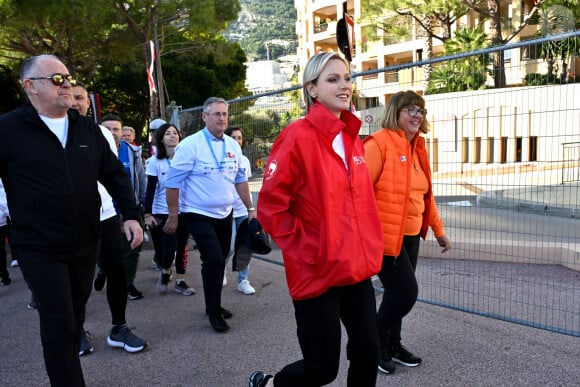 La princesse Charlene de Monaco a donné le départ de la 25eme No Finish Line à Monaco, le 16 novembre 2024, entourée par Ariane Favaloro, l'organisatrice de l'événement, le ministre d'Etat de la Principauté, M. Didier Guillaume, du président du Conseil National, M. Thomas Brezzo, de Francoise Gamerdinger, la ministre de la culture de Monaco, de Stéphane Valeri, le président de la Société des Bains de Mer de Monaco, de son frère Gareth Wittstock, des membres de sa Fondation qui vont participer durant toute une semaine à cette compétition caritative, et de noubreux sportifs. Cette année, c'est la princesse Charlene qui est la marraine de cet événement. Avec plus de 10000 participants, la No Finish Line est un événement caritatif au profit des enfants. Un circuit de 1042 mètres, installé autour du Chapiteau de Fontvielle, accueille pendant 8 jours, coureurs mais aussi marcheurs, seuls ou en équipes, de tout âge afin de récolter de l'argent... 1 km parcouru équivaut à 1 Euro reversé aux organisateurs grâce à la générosité des sponsors et des droits d'inscription. Chaque année, les sommes récoltées sont reversées à des associations monégasques afin de soutenir des projets en faveur d'enfants défavorisés ou malades. Cette année l'objectif est d'atteindre les 450.000 kms. © Bruno Bébert/Bestimage 