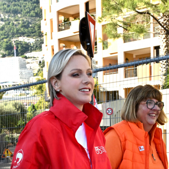 La princesse Charlene de Monaco a donné le départ de la 25eme No Finish Line à Monaco, le 16 novembre 2024, entourée par Ariane Favaloro, l'organisatrice de l'événement, le ministre d'Etat de la Principauté, M. Didier Guillaume, du président du Conseil National, M. Thomas Brezzo, de Francoise Gamerdinger, la ministre de la culture de Monaco, de Stéphane Valeri, le président de la Société des Bains de Mer de Monaco, de son frère Gareth Wittstock, des membres de sa Fondation qui vont participer durant toute une semaine à cette compétition caritative, et de noubreux sportifs. Cette année, c'est la princesse Charlene qui est la marraine de cet événement. Avec plus de 10000 participants, la No Finish Line est un événement caritatif au profit des enfants. Un circuit de 1042 mètres, installé autour du Chapiteau de Fontvielle, accueille pendant 8 jours, coureurs mais aussi marcheurs, seuls ou en équipes, de tout âge afin de récolter de l'argent... 1 km parcouru équivaut à 1 Euro reversé aux organisateurs grâce à la générosité des sponsors et des droits d'inscription. Chaque année, les sommes récoltées sont reversées à des associations monégasques afin de soutenir des projets en faveur d'enfants défavorisés ou malades. Cette année l'objectif est d'atteindre les 450.000 kms. © Bruno Bébert/Bestimage 