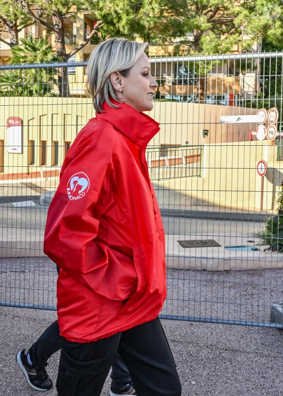 La princesse Charlene de Monaco a donné le départ de la 25eme No Finish Line à Monaco, le 16 novembre 2024, entourée par Ariane Favaloro, l'organisatrice de l'événement, le ministre d'Etat de la Principauté, M. Didier Guillaume, du président du Conseil National, M. Thomas Brezzo, de Francoise Gamerdinger, la ministre de la culture de Monaco, de Stéphane Valeri, le président de la Société des Bains de Mer de Monaco, de son frère Gareth Wittstock, des membres de sa Fondation qui vont participer durant toute une semaine à cette compétition caritative, et de noubreux sportifs. Cette année, c'est la princesse Charlene qui est la marraine de cet événement. Avec plus de 10000 participants, la No Finish Line est un événement caritatif au profit des enfants. Un circuit de 1042 mètres, installé autour du Chapiteau de Fontvielle, accueille pendant 8 jours, coureurs mais aussi marcheurs, seuls ou en équipes, de tout âge afin de récolter de l'argent... 1 km parcouru équivaut à 1 Euro reversé aux organisateurs grâce à la générosité des sponsors et des droits d'inscription. Chaque année, les sommes récoltées sont reversées à des associations monégasques afin de soutenir des projets en faveur d'enfants défavorisés ou malades. Cette année l'objectif est d'atteindre les 450.000 kms. © Bruno Bébert/Bestimage 