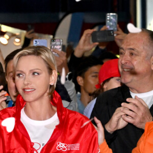 La princesse Charlene de Monaco a donné le départ de la 25eme No Finish Line à Monaco, le 16 novembre 2024, entourée par Ariane Favaloro, l'organisatrice de l'événement, le ministre d'Etat de la Principauté, M. Didier Guillaume, du président du Conseil National, M. Thomas Brezzo, de Francoise Gamerdinger, la ministre de la culture de Monaco, de Stéphane Valeri, le président de la Société des Bains de Mer de Monaco, de son frère Gareth Wittstock, des membres de sa Fondation qui vont participer durant toute une semaine à cette compétition caritative, et de noubreux sportifs. Cette année, c'est la princesse Charlene qui est la marraine de cet événement. Avec plus de 10000 participants, la No Finish Line est un événement caritatif au profit des enfants. Un circuit de 1042 mètres, installé autour du Chapiteau de Fontvielle, accueille pendant 8 jours, coureurs mais aussi marcheurs, seuls ou en équipes, de tout âge afin de récolter de l'argent... 1 km parcouru équivaut à 1 Euro reversé aux organisateurs grâce à la générosité des sponsors et des droits d'inscription. Chaque année, les sommes récoltées sont reversées à des associations monégasques afin de soutenir des projets en faveur d'enfants défavorisés ou malades. Cette année l'objectif est d'atteindre les 450.000 kms. © Bruno Bébert/Bestimage 