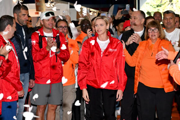 La princesse Charlene de Monaco a donné le départ de la 25eme No Finish Line à Monaco, le 16 novembre 2024, entourée par Ariane Favaloro, l'organisatrice de l'événement, le ministre d'Etat de la Principauté, M. Didier Guillaume, du président du Conseil National, M. Thomas Brezzo, de Francoise Gamerdinger, la ministre de la culture de Monaco, de Stéphane Valeri, le président de la Société des Bains de Mer de Monaco, de son frère Gareth Wittstock, des membres de sa Fondation qui vont participer durant toute une semaine à cette compétition caritative, et de noubreux sportifs. Cette année, c'est la princesse Charlene qui est la marraine de cet événement. Avec plus de 10000 participants, la No Finish Line est un événement caritatif au profit des enfants. Un circuit de 1042 mètres, installé autour du Chapiteau de Fontvielle, accueille pendant 8 jours, coureurs mais aussi marcheurs, seuls ou en équipes, de tout âge afin de récolter de l'argent... 1 km parcouru équivaut à 1 Euro reversé aux organisateurs grâce à la générosité des sponsors et des droits d'inscription. Chaque année, les sommes récoltées sont reversées à des associations monégasques afin de soutenir des projets en faveur d'enfants défavorisés ou malades. Cette année l'objectif est d'atteindre les 450.000 kms. © Bruno Bébert/Bestimage 