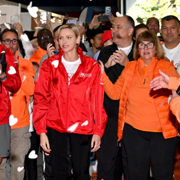 La princesse Charlene de Monaco a donné le départ de la 25eme No Finish Line à Monaco, le 16 novembre 2024, entourée par Ariane Favaloro, l'organisatrice de l'événement, le ministre d'Etat de la Principauté, M. Didier Guillaume, du président du Conseil National, M. Thomas Brezzo, de Francoise Gamerdinger, la ministre de la culture de Monaco, de Stéphane Valeri, le président de la Société des Bains de Mer de Monaco, de son frère Gareth Wittstock, des membres de sa Fondation qui vont participer durant toute une semaine à cette compétition caritative, et de noubreux sportifs. Cette année, c'est la princesse Charlene qui est la marraine de cet événement. Avec plus de 10000 participants, la No Finish Line est un événement caritatif au profit des enfants. Un circuit de 1042 mètres, installé autour du Chapiteau de Fontvielle, accueille pendant 8 jours, coureurs mais aussi marcheurs, seuls ou en équipes, de tout âge afin de récolter de l'argent... 1 km parcouru équivaut à 1 Euro reversé aux organisateurs grâce à la générosité des sponsors et des droits d'inscription. Chaque année, les sommes récoltées sont reversées à des associations monégasques afin de soutenir des projets en faveur d'enfants défavorisés ou malades. Cette année l'objectif est d'atteindre les 450.000 kms. © Bruno Bébert/Bestimage 