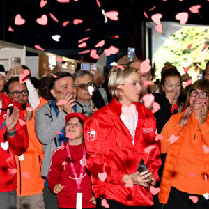 La princesse Charlene de Monaco a donné le départ de la 25eme No Finish Line à Monaco, le 16 novembre 2024, entourée par Ariane Favaloro, l'organisatrice de l'événement, le ministre d'Etat de la Principauté, M. Didier Guillaume, du président du Conseil National, M. Thomas Brezzo, de Francoise Gamerdinger, la ministre de la culture de Monaco, de Stéphane Valeri, le président de la Société des Bains de Mer de Monaco, de son frère Gareth Wittstock, des membres de sa Fondation qui vont participer durant toute une semaine à cette compétition caritative, et de noubreux sportifs. Cette année, c'est la princesse Charlene qui est la marraine de cet événement. Avec plus de 10000 participants, la No Finish Line est un événement caritatif au profit des enfants. Un circuit de 1042 mètres, installé autour du Chapiteau de Fontvielle, accueille pendant 8 jours, coureurs mais aussi marcheurs, seuls ou en équipes, de tout âge afin de récolter de l'argent... 1 km parcouru équivaut à 1 Euro reversé aux organisateurs grâce à la générosité des sponsors et des droits d'inscription. Chaque année, les sommes récoltées sont reversées à des associations monégasques afin de soutenir des projets en faveur d'enfants défavorisés ou malades. Cette année l'objectif est d'atteindre les 450.000 kms. © Bruno Bébert/Bestimage 