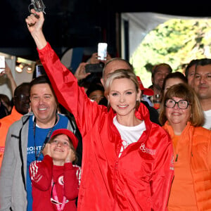 La princesse Charlene de Monaco a donné le départ de la 25eme No Finish Line à Monaco, le 16 novembre 2024, entourée par Ariane Favaloro, l'organisatrice de l'événement, le ministre d'Etat de la Principauté, M. Didier Guillaume, du président du Conseil National, M. Thomas Brezzo, de Francoise Gamerdinger, la ministre de la culture de Monaco, de Stéphane Valeri, le président de la Société des Bains de Mer de Monaco, de son frère Gareth Wittstock, des membres de sa Fondation qui vont participer durant toute une semaine à cette compétition caritative, et de noubreux sportifs. Cette année, c'est la princesse Charlene qui est la marraine de cet événement. Avec plus de 10000 participants, la No Finish Line est un événement caritatif au profit des enfants. Un circuit de 1042 mètres, installé autour du Chapiteau de Fontvielle, accueille pendant 8 jours, coureurs mais aussi marcheurs, seuls ou en équipes, de tout âge afin de récolter de l'argent... 1 km parcouru équivaut à 1 Euro reversé aux organisateurs grâce à la générosité des sponsors et des droits d'inscription. Chaque année, les sommes récoltées sont reversées à des associations monégasques afin de soutenir des projets en faveur d'enfants défavorisés ou malades. Cette année l'objectif est d'atteindre les 450.000 kms. © Bruno Bébert/Bestimage 