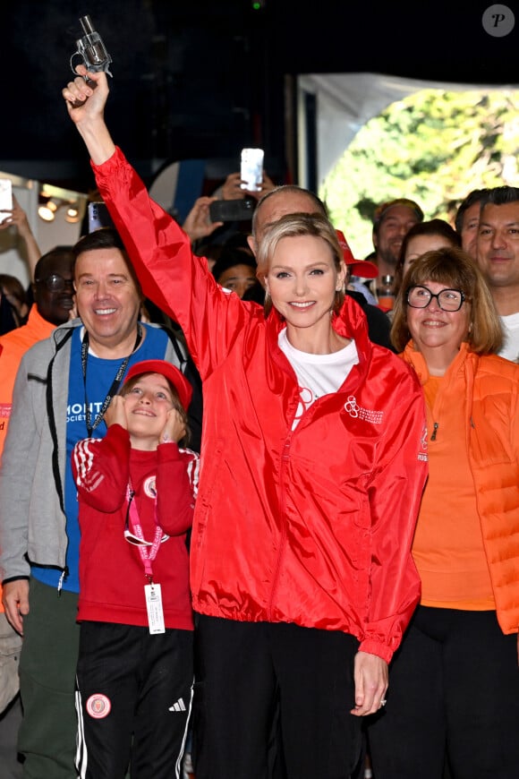 La princesse Charlene de Monaco a donné le départ de la 25eme No Finish Line à Monaco, le 16 novembre 2024, entourée par Ariane Favaloro, l'organisatrice de l'événement, le ministre d'Etat de la Principauté, M. Didier Guillaume, du président du Conseil National, M. Thomas Brezzo, de Francoise Gamerdinger, la ministre de la culture de Monaco, de Stéphane Valeri, le président de la Société des Bains de Mer de Monaco, de son frère Gareth Wittstock, des membres de sa Fondation qui vont participer durant toute une semaine à cette compétition caritative, et de noubreux sportifs. Cette année, c'est la princesse Charlene qui est la marraine de cet événement. Avec plus de 10000 participants, la No Finish Line est un événement caritatif au profit des enfants. Un circuit de 1042 mètres, installé autour du Chapiteau de Fontvielle, accueille pendant 8 jours, coureurs mais aussi marcheurs, seuls ou en équipes, de tout âge afin de récolter de l'argent... 1 km parcouru équivaut à 1 Euro reversé aux organisateurs grâce à la générosité des sponsors et des droits d'inscription. Chaque année, les sommes récoltées sont reversées à des associations monégasques afin de soutenir des projets en faveur d'enfants défavorisés ou malades. Cette année l'objectif est d'atteindre les 450.000 kms. © Bruno Bébert/Bestimage 