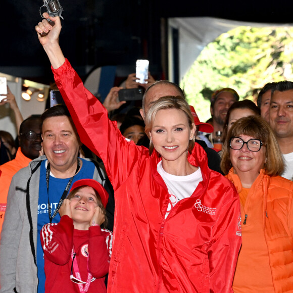 La princesse Charlene de Monaco a donné le départ de la 25eme No Finish Line à Monaco, le 16 novembre 2024, entourée par Ariane Favaloro, l'organisatrice de l'événement, le ministre d'Etat de la Principauté, M. Didier Guillaume, du président du Conseil National, M. Thomas Brezzo, de Francoise Gamerdinger, la ministre de la culture de Monaco, de Stéphane Valeri, le président de la Société des Bains de Mer de Monaco, de son frère Gareth Wittstock, des membres de sa Fondation qui vont participer durant toute une semaine à cette compétition caritative, et de noubreux sportifs. Cette année, c'est la princesse Charlene qui est la marraine de cet événement. Avec plus de 10000 participants, la No Finish Line est un événement caritatif au profit des enfants. Un circuit de 1042 mètres, installé autour du Chapiteau de Fontvielle, accueille pendant 8 jours, coureurs mais aussi marcheurs, seuls ou en équipes, de tout âge afin de récolter de l'argent... 1 km parcouru équivaut à 1 Euro reversé aux organisateurs grâce à la générosité des sponsors et des droits d'inscription. Chaque année, les sommes récoltées sont reversées à des associations monégasques afin de soutenir des projets en faveur d'enfants défavorisés ou malades. Cette année l'objectif est d'atteindre les 450.000 kms. © Bruno Bébert/Bestimage 