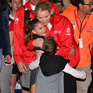 La princesse Charlene est avec les enfants Christos Fiotakis, un des membres de sa Fondation - La princesse Charlene de Monaco a donné le départ de la 25eme No Finish Line à Monaco, le 16 novembre 2024, entourée par Ariane Favaloro, l'organisatrice de l'événement, le ministre d'Etat de la Principauté, M. Didier Guillaume, du président du Conseil National, M. Thomas Brezzo, de Francoise Gamerdinger, la ministre de la culture de Monaco, de Stéphane Valeri, le président de la Société des Bains de Mer de Monaco, de son frère Gareth Wittstock, des membres de sa Fondation qui vont participer durant toute une semaine à cette compétition caritative, et de noubreux sportifs. Cette année, c'est la princesse Charlene qui est la marraine de cet événement. Avec plus de 10000 participants, la No Finish Line est un événement caritatif au profit des enfants. Un circuit de 1042 mètres, installé autour du Chapiteau de Fontvielle, accueille pendant 8 jours, coureurs mais aussi marcheurs, seuls ou en équipes, de tout âge afin de récolter de l'argent... 1 km parcouru équivaut à 1 Euro reversé aux organisateurs grâce à la générosité des sponsors et des droits d'inscription. Chaque année, les sommes récoltées sont reversées à des associations monégasques afin de soutenir des projets en faveur d'enfants défavorisés ou malades. Cette année l'objectif est d'atteindre les 450.000 kms. © Bruno Bébert/Bestimage 