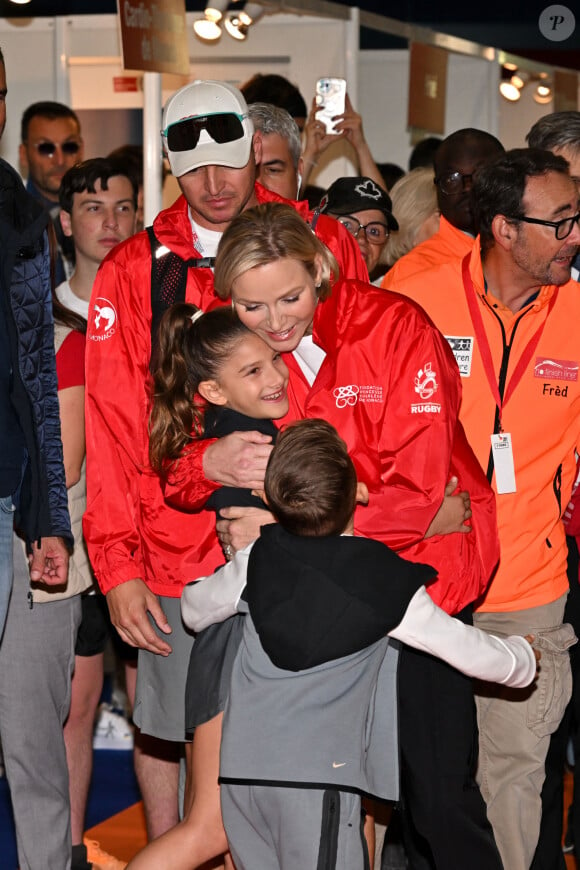 La princesse Charlene est avec les enfants Christos Fiotakis, un des membres de sa Fondation - La princesse Charlene de Monaco a donné le départ de la 25eme No Finish Line à Monaco, le 16 novembre 2024, entourée par Ariane Favaloro, l'organisatrice de l'événement, le ministre d'Etat de la Principauté, M. Didier Guillaume, du président du Conseil National, M. Thomas Brezzo, de Francoise Gamerdinger, la ministre de la culture de Monaco, de Stéphane Valeri, le président de la Société des Bains de Mer de Monaco, de son frère Gareth Wittstock, des membres de sa Fondation qui vont participer durant toute une semaine à cette compétition caritative, et de noubreux sportifs. Cette année, c'est la princesse Charlene qui est la marraine de cet événement. Avec plus de 10000 participants, la No Finish Line est un événement caritatif au profit des enfants. Un circuit de 1042 mètres, installé autour du Chapiteau de Fontvielle, accueille pendant 8 jours, coureurs mais aussi marcheurs, seuls ou en équipes, de tout âge afin de récolter de l'argent... 1 km parcouru équivaut à 1 Euro reversé aux organisateurs grâce à la générosité des sponsors et des droits d'inscription. Chaque année, les sommes récoltées sont reversées à des associations monégasques afin de soutenir des projets en faveur d'enfants défavorisés ou malades. Cette année l'objectif est d'atteindre les 450.000 kms. © Bruno Bébert/Bestimage 