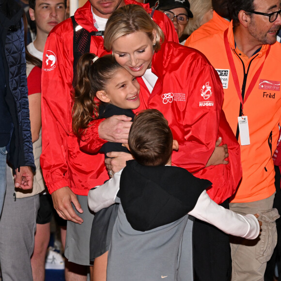 La princesse Charlene est avec les enfants Christos Fiotakis, un des membres de sa Fondation - La princesse Charlene de Monaco a donné le départ de la 25eme No Finish Line à Monaco, le 16 novembre 2024, entourée par Ariane Favaloro, l'organisatrice de l'événement, le ministre d'Etat de la Principauté, M. Didier Guillaume, du président du Conseil National, M. Thomas Brezzo, de Francoise Gamerdinger, la ministre de la culture de Monaco, de Stéphane Valeri, le président de la Société des Bains de Mer de Monaco, de son frère Gareth Wittstock, des membres de sa Fondation qui vont participer durant toute une semaine à cette compétition caritative, et de noubreux sportifs. Cette année, c'est la princesse Charlene qui est la marraine de cet événement. Avec plus de 10000 participants, la No Finish Line est un événement caritatif au profit des enfants. Un circuit de 1042 mètres, installé autour du Chapiteau de Fontvielle, accueille pendant 8 jours, coureurs mais aussi marcheurs, seuls ou en équipes, de tout âge afin de récolter de l'argent... 1 km parcouru équivaut à 1 Euro reversé aux organisateurs grâce à la générosité des sponsors et des droits d'inscription. Chaque année, les sommes récoltées sont reversées à des associations monégasques afin de soutenir des projets en faveur d'enfants défavorisés ou malades. Cette année l'objectif est d'atteindre les 450.000 kms. © Bruno Bébert/Bestimage 