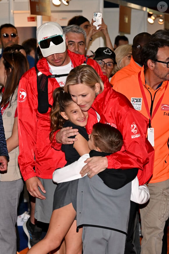 La princesse Charlene est avec les enfants Christos Fiotakis, un des membres de sa Fondation - La princesse Charlene de Monaco a donné le départ de la 25eme No Finish Line à Monaco, le 16 novembre 2024, entourée par Ariane Favaloro, l'organisatrice de l'événement, le ministre d'Etat de la Principauté, M. Didier Guillaume, du président du Conseil National, M. Thomas Brezzo, de Francoise Gamerdinger, la ministre de la culture de Monaco, de Stéphane Valeri, le président de la Société des Bains de Mer de Monaco, de son frère Gareth Wittstock, des membres de sa Fondation qui vont participer durant toute une semaine à cette compétition caritative, et de noubreux sportifs. Cette année, c'est la princesse Charlene qui est la marraine de cet événement. Avec plus de 10000 participants, la No Finish Line est un événement caritatif au profit des enfants. Un circuit de 1042 mètres, installé autour du Chapiteau de Fontvielle, accueille pendant 8 jours, coureurs mais aussi marcheurs, seuls ou en équipes, de tout âge afin de récolter de l'argent... 1 km parcouru équivaut à 1 Euro reversé aux organisateurs grâce à la générosité des sponsors et des droits d'inscription. Chaque année, les sommes récoltées sont reversées à des associations monégasques afin de soutenir des projets en faveur d'enfants défavorisés ou malades. Cette année l'objectif est d'atteindre les 450.000 kms. © Bruno Bébert/Bestimage 