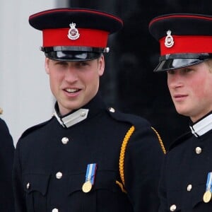 Les élèves officiers Prince William (G) et Harry à Sandhurst après la parade des souverains où le Prince Harry est devenu officier de l'armée britannique le 18 avril 2006. Photo par Richard PohleThe Times/News Licensing/ABACAPRESS.COM