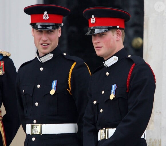 Les élèves officiers Prince William (G) et Harry à Sandhurst après la parade des souverains où le Prince Harry est devenu officier de l'armée britannique le 18 avril 2006. Photo par Richard PohleThe Times/News Licensing/ABACAPRESS.COM