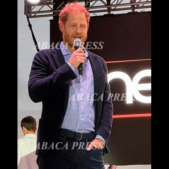Le Prince Harry remet un prix à Loren Courtney, pilote d'hélicoptère et secouriste, lors du concert 2024 One805LIVE ! Concert de soutien aux premiers intervenants de Santa Barbara organisé par Kevin Costner dans sa propriété au bord de l'océan à Motecito, CA, USA ? Le 20 septembre 2024. Photo par London Entertainment/Splash News/ABACAPRESS.COM