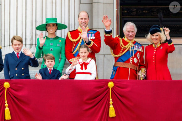 Kate Middleton avec le prince William, le prince George, la princesse Charlotte, le Prince Louis, le roi Charles III et la reine Consort Camilla Parker Bowles.