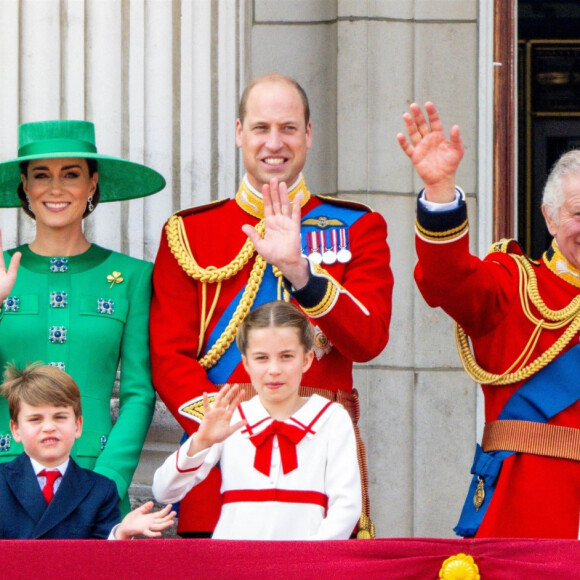 Kate Middleton avec le prince William, le prince George, la princesse Charlotte, le Prince Louis, le roi Charles III et la reine Consort Camilla Parker Bowles.