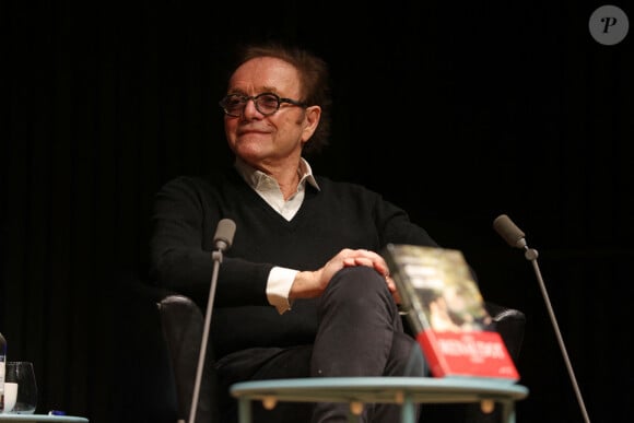 Le journaliste Guillaume Durand à la Station Ausone-Mollat à Bordeaux, France, le 10 janvier 2022, pour la présentation de son livre "Déjeunons sur l'herbe" (Prix Renaudot de l'essai 2022). © Jean-Marc Lhomer/Bestimage