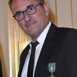 Christophe Dechavanne reçoit le grade d'Officier des Arts et des Lettres au Ministère de la Culture à Paris le 15 mai 2019. © Coadic Guirec / Bestimage 