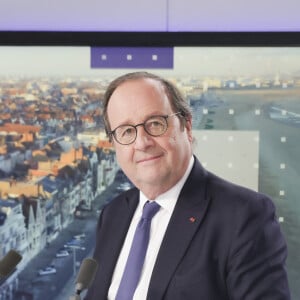 Exclusif - François Hollande, sur le plateau de l'émission " Face aux territoires " présentée pa C.Viguier dans les studios de TV5 Monde à Paris, France, le 10 octobre 2024. © Jack Tribeca/Bestimage