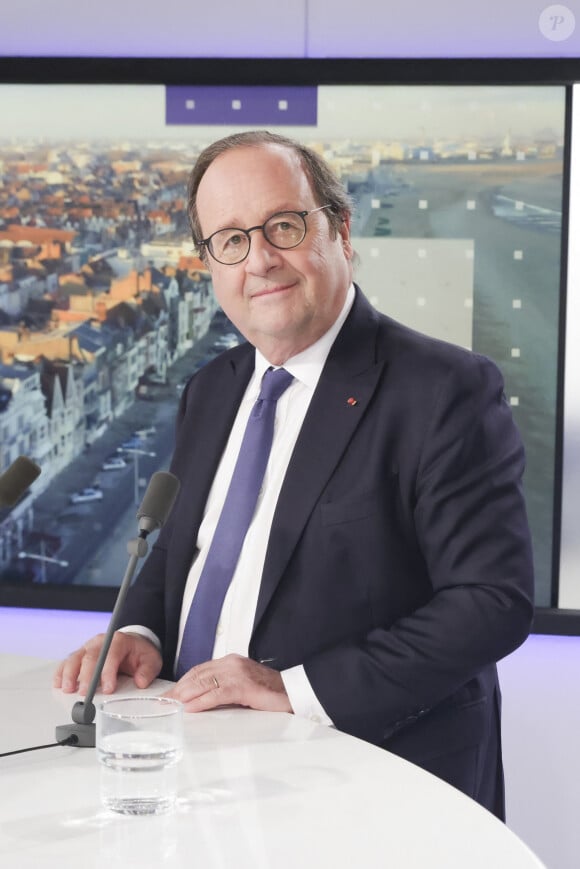 Exclusif - François Hollande, sur le plateau de l'émission " Face aux territoires " présentée pa C.Viguier dans les studios de TV5 Monde à Paris, France, le 10 octobre 2024. © Jack Tribeca/Bestimage