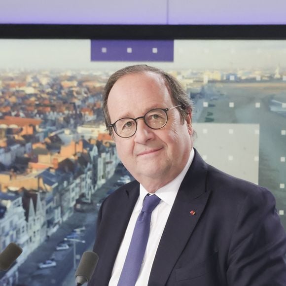 Exclusif - François Hollande, sur le plateau de l'émission " Face aux territoires " présentée pa C.Viguier dans les studios de TV5 Monde à Paris, France, le 10 octobre 2024. © Jack Tribeca/Bestimage