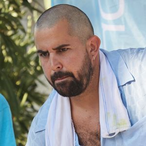 Artus, crâne rasé, à la Pétanque Turquoise sur la Place des Lices à Saint-Tropez, au profit de l'association "Soleil d'Enfance". Le 11 août 2024 