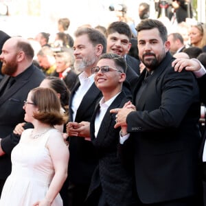 Clovis Cornillac, Artus, Alice Belaidi et l'équipe du film "Un p'tit truc en plus" - Montée des marches du film " Le comte de Monte-Cristo " lors du 77ème Festival International du Film de Cannes, au Palais des Festivals à Cannes. Le 22 mai 2024 © Jacovides-Moreau / Bestimage 