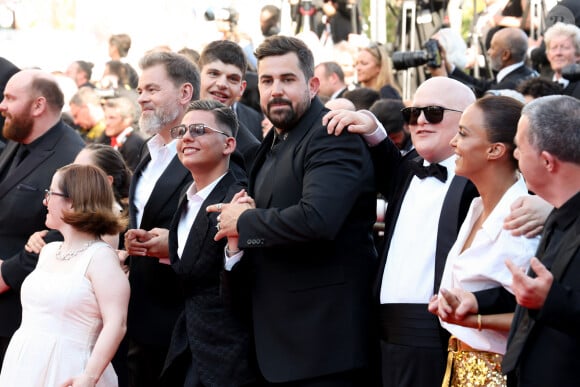 Clovis Cornillac, Artus, Alice Belaidi et l'équipe du film "Un p'tit truc en plus" - Montée des marches du film " Le comte de Monte-Cristo " lors du 77ème Festival International du Film de Cannes, au Palais des Festivals à Cannes. Le 22 mai 2024 © Jacovides-Moreau / Bestimage 