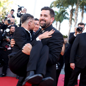 Artus et un des acteurs du film "Un p'tit truc en plus" - Montée des marches du film " Le comte de Monte-Cristo " lors du 77ème Festival International du Film de Cannes, au Palais des Festivals à Cannes. Le 22 mai 2024 © Jacovides-Moreau / Bestimage 