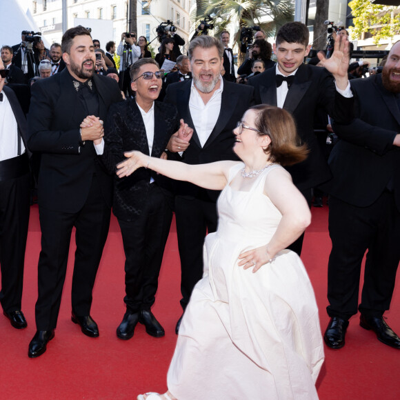 Alice Belaidi, Artus, Clovis Cornillac, Marc Riso et l'équipe du film "Un p'tit truc en plus" - Montée des marches du film " Le comte de Monte-Cristo " lors du 77ème Festival International du Film de Cannes, au Palais des Festivals à Cannes. Le 22 mai 2024 © Jacovides-Moreau / Bestimage 