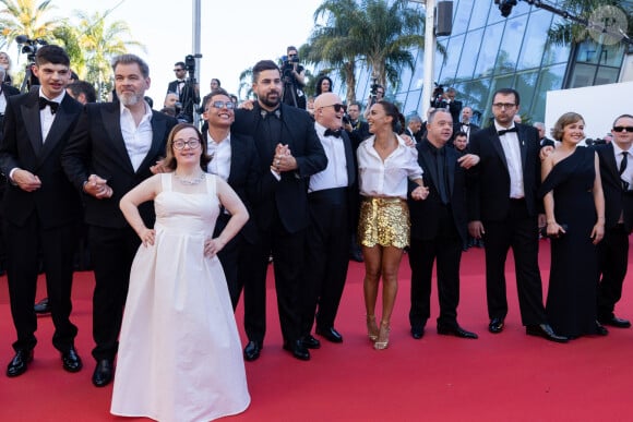 Clovis Cornillac, Artus, Alice Belaidi et l'équipe du film "Un p'tit truc en plus" - Montée des marches du film " Le comte de Monte-Cristo " lors du 77ème Festival International du Film de Cannes, au Palais des Festivals à Cannes. Le 22 mai 2024 © Olivier Borde / Bestimage 