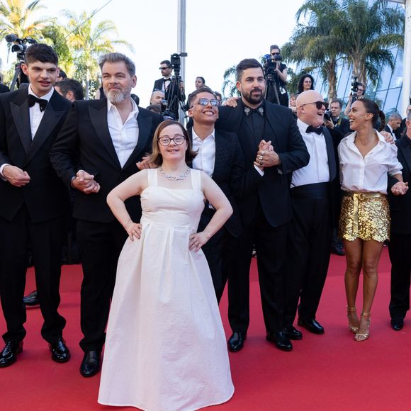 Clovis Cornillac, Artus, Alice Belaidi et l'équipe du film "Un p'tit truc en plus" - Montée des marches du film " Le comte de Monte-Cristo " lors du 77ème Festival International du Film de Cannes, au Palais des Festivals à Cannes. Le 22 mai 2024 © Olivier Borde / Bestimage 